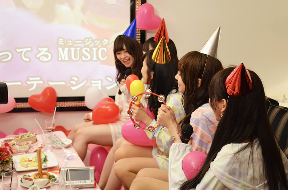 流行りのホテル女子会(写真を拡大・新しいタブで開く)