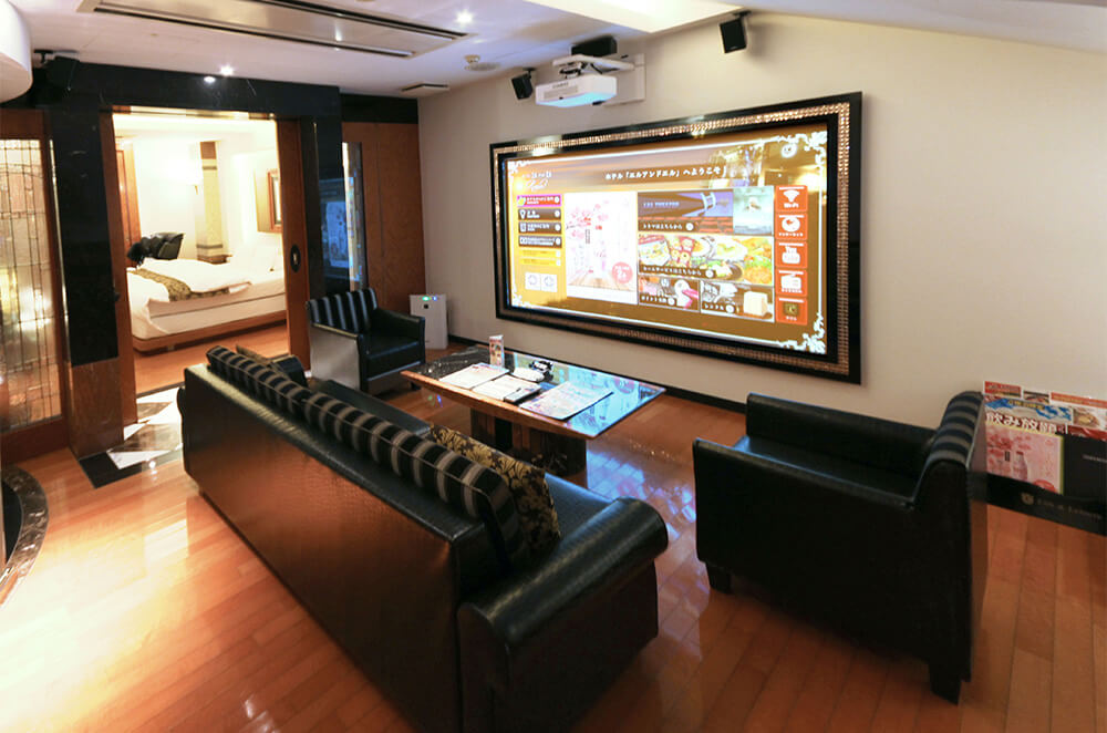 100インチのプロジェクターを導入(写真を拡大・新しいタブで開く)